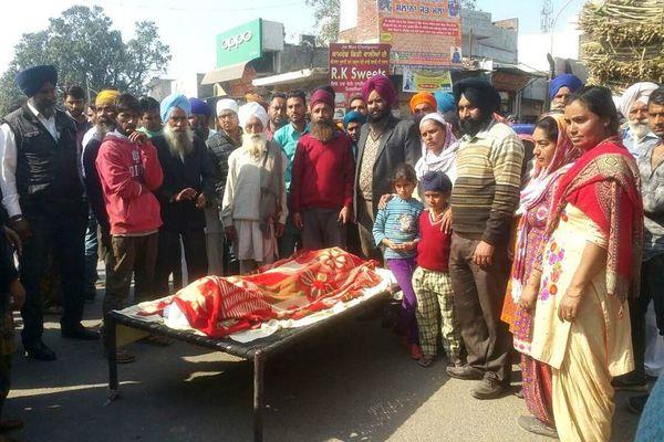 due to lack of justice  the dead body of the woman kept on the road
