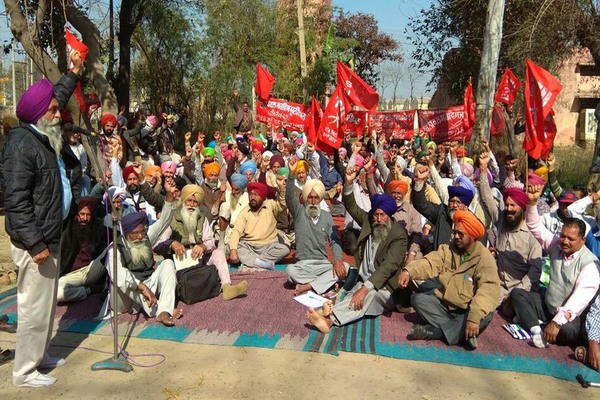 ਤਨਖਾਹ ਨਾ ਮਿਲਣ ਕਾਰਨ ਪਾਵਰਕਾਮ ਕਰਮਚਾਰੀਆਂ ਵੱਲੋਂ ਨਾਅਰੇਬਾਜ਼ੀ