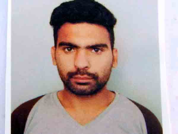 ਸ਼ੱਕੀ ਹਾਲਤ ''ਚ ਖੇਤ ''ਚੋਂ ਮਿਲਿਆ ਨੌਜਵਾਨ, ਹਸਪਤਾਲ ''ਚ ਹੋਈ ਮੌਤ