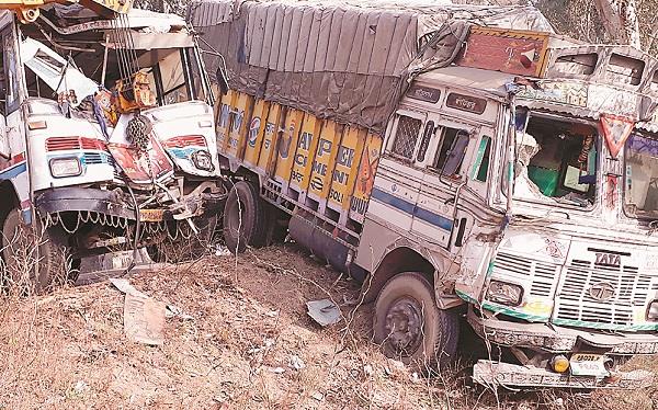 miniclip collides with truck  injures over half a dozen students