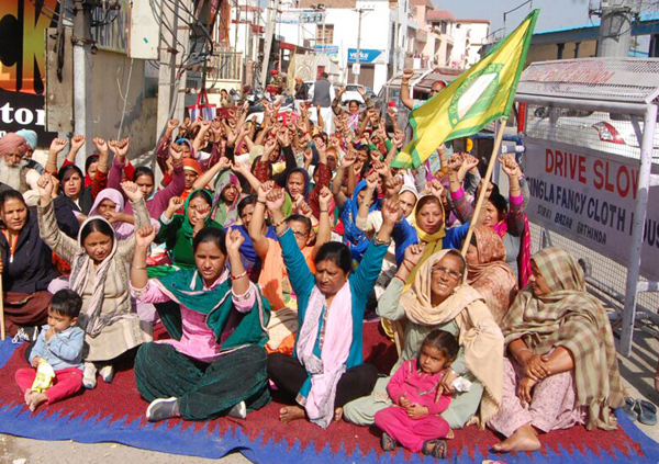 ਆਂਗਣਵਾੜੀ ਮੁਲਾਜ਼ਮਾਂ ਨੇ ਵਿੱਤ ਮੰਤਰੀ ਦਫ਼ਤਰ ਸਾਹਮਣੇ ਕੀਤੀ ਨਾਅਰੇਬਾਜ਼ੀ