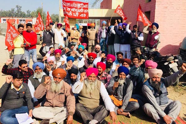 ਮੁਲਾਜ਼ਮਾਂ ਸਰਕਾਰ ਵਿਰੁੱਧ ਨਾਅਰੇਬਾਜ਼ੀ ਕਰਕੇ ਕੀਤੇ ਪਿੱਟ-ਸਿਆਪੇ