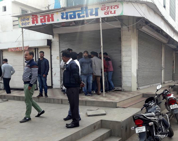 ਚੋਰ ਲੱਖਾਂ ਦੇ ਕੱਪੜੇ ਅਤੇ ਐੱਲ. ਸੀ. ਡੀ. ਚੋਰੀ ਕਰ ਕੇ ਫਰਾਰ