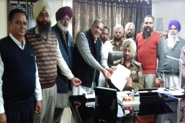 ਆੜ੍ਹਤੀ ਐਸੋਸੀਏਸ਼ਨ ਨੇ ਐੱਸ. ਐੱਸ. ਪੀ. ਨੂੰ ਦਿੱਤਾ ਮੰਗ ਪੱਤਰ