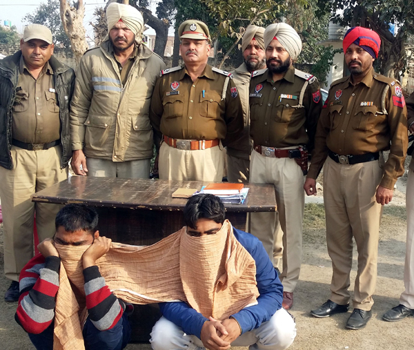 ਧੋਖੇ ਨਾਲ ਪੈਸੇ ਕਢਵਾਉਣ ਵਾਲੇ ਗਿਰੋਹ ਦੇ 2 ਮੈਂਬਰ ਕਾਬੂ, 2 ਫਰਾਰ