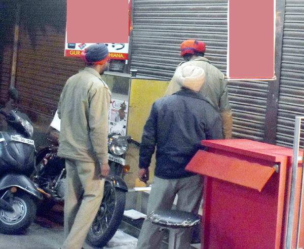 ਗੁੜਮੰਡੀ ਸਥਿਤ ਮੋਬਾਇਲ ਸ਼ਾਪ ''ਤੇ ਪੁਲਸ ਦੀ ਰੇਡ