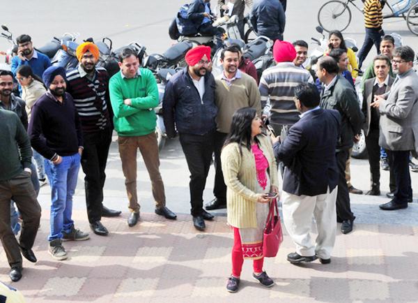 ਭੂਚਾਲ ਤੋਂ ਡਰਦੇ ਲੋਕ ਨਿਕਲੇ ਦਫ਼ਤਰਾਂ ''ਚੋਂ ਬਾਹਰ
