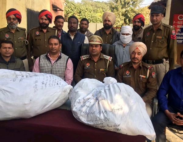 ਰੇਲਵੇ ਪੁਲਸ ਵੱਲੋਂ ਅੰਮ੍ਰਿਤਸਰ ਤੋਂ ਕਾਬੂ ਕੀਤੇ ਦੋਸ਼ੀ ਤੋਂ 780 ਪਾਬੰਦੀਸ਼ੁਦਾ ਚਾਕੂ ਬਰਾਮਦ