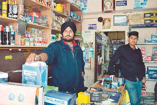 ਚੋਰੀ ਕਰਦਿਆਂ ਆਪਣੀ ਤਸਵੀਰ ਕੈਦ ਹੁੰਦੀ ਦੇਖ ਕੇ ਚੋਰ ਡੀ. ਵੀ. ਆਰ. ਵੀ ਲੈ ਗਏ ਨਾਲ