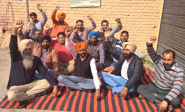 ਬੀ. ਡੀ. ਪੀ. ਓ. ਦਫ਼ਤਰਾਂ ਦੇ ਫੀਲਡ ਸਟਾਫ ਵੱਲੋਂ ਵਾਧੂ ਕੰਮਾਂ ਦਾ ਬਾਈਕਾਟ