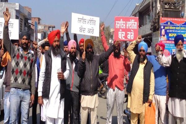 sloganeering against punjab government against illegal mining
