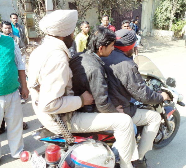 ਨਾਬਾਲਗਾ ਨਾਲ ਅਸ਼ਲੀਲ ਹਰਕਤਾਂ ਕਰਨ ਵਾਲੇ ਦੀ ਛਿੱਤਰ-ਪਰੇਡ