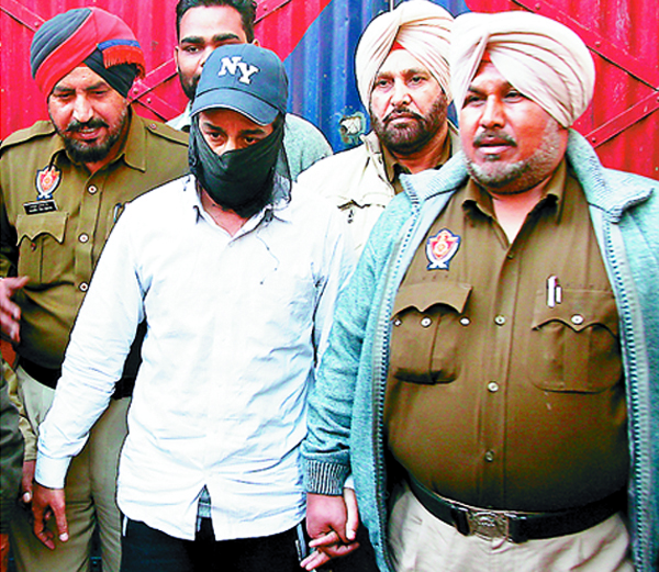 ਨਕਲੀ ਆਈ. ਪੀ. ਐੱਸ. ਅਧਿਕਾਰੀ ਬਣ ਕੇ ਲੋਕਾਂ ''ਤੇ ਧੌਂਸ ਜਮਾਉਣ ਵਾਲਾ ਗ੍ਰਿਫਤਾਰ