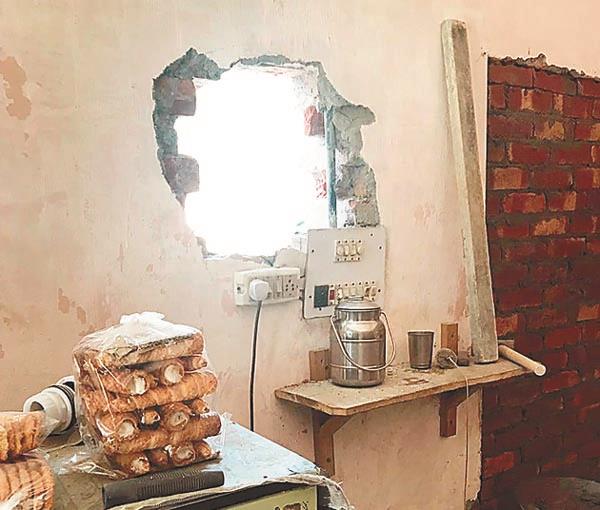 the absconding robbery escaped from the shop with cash and luggage