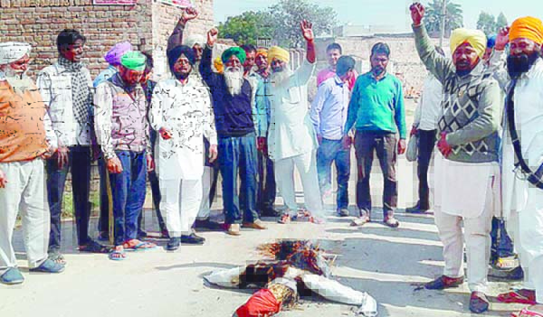 ਕਿਸਾਨਾਂ ਫੂਕਿਆ ਕੇਂਦਰ ਤੇ ਪੰਜਾਬ ਸਰਕਾਰ ਦਾ ਪੁਤਲਾ