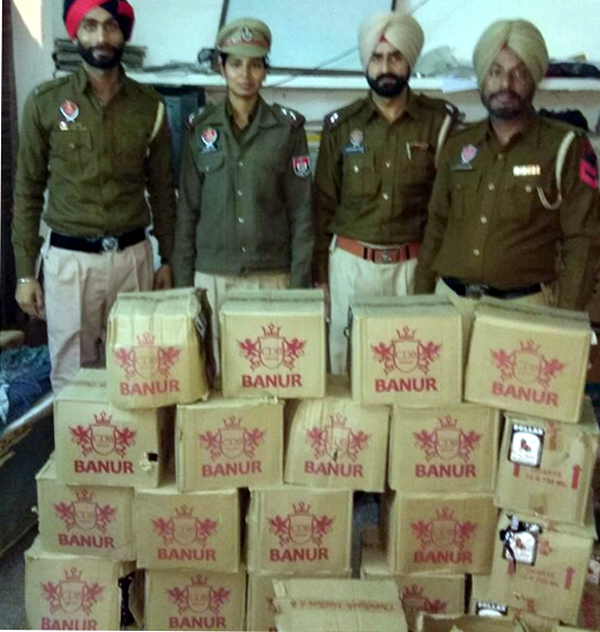ਪੁਲਸ ਨੂੰ ਦੇਖ ਸਮੱਗਲਰ ਨਾਜਾਇਜ਼ ਸ਼ਰਾਬ ਨਾਲ ਲੱਦੀ ਗੱਡੀ ਛੱਡ ਕੇ ਫਰਾਰ
