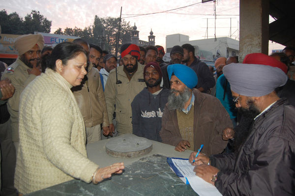 ਮੈਡਮ ਰਾਣਾ ਨੇ ਡੀ. ਸੀ. ਚੌਕ ਤੋਂ ਬੱਸ ਸਟੈਂਡ ਤਕ ਕੀਤਾ ਦੌਰਾ