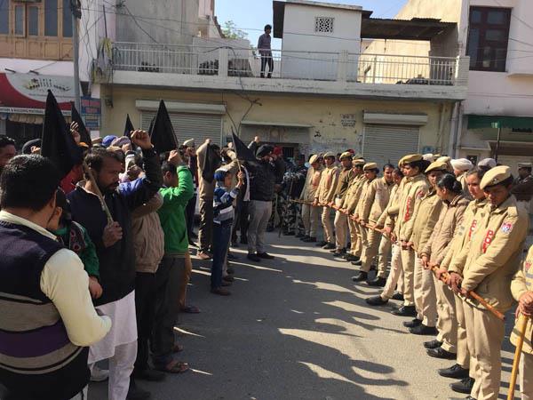 the police personnel standing up to stop the gaps of the finance minister