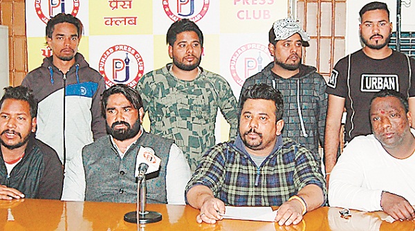 ਅਲੀ ਮੁਹੱਲੇ ''ਚ ਚੱਲੀਆਂ ਗੋਲੀਆਂ ਦੇ ਮਾਮਲੇ ''ਚ ਦੋਸ਼ੀਆਂ ਨੂੰ ਗ੍ਰਿਫਤਾਰ ਕਰੇ ਪੁਲਸ : ਦਵਿੰਦਰ