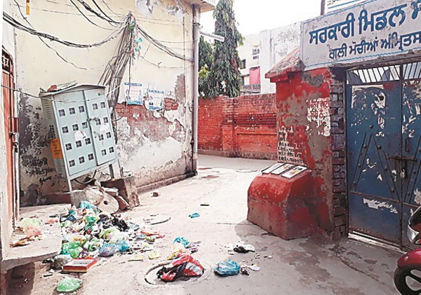 ਸ਼ਹਿਰ ਦੇ ਵਾਰਡਾਂ ''ਚ ਲੱਗੇ ਗੰਦਗੀ ਦੇ ਢੇਰ