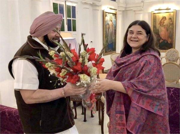 captain meets  maneka gandhi