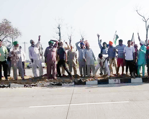 ਪਿੰਡ ਵਾਸੀਆਂ ਨੇ ਡਿਵਾਈਡਰ ਭੰਨ ਕੇ ਖੁਦ ਬਣਾਇਆ ਰਸਤਾ