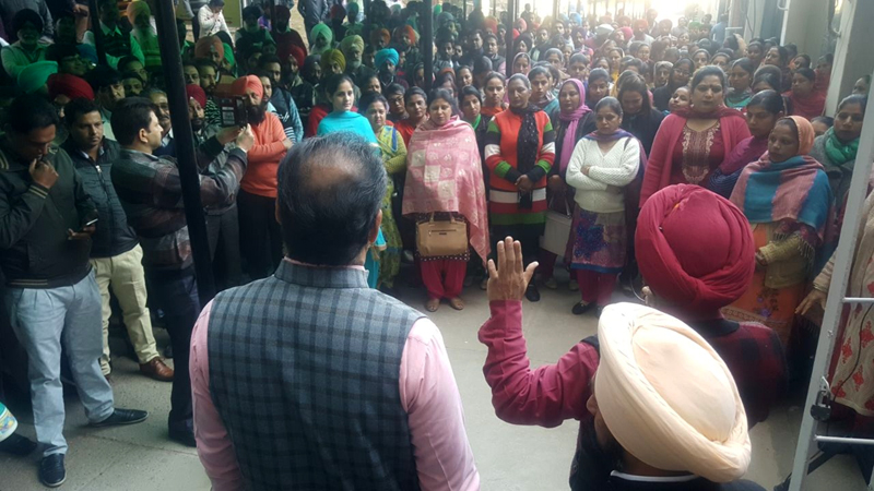 ਤਨਖਾਹ ਲਈ ਸਕੱਤਰੇਤ ਸਟਾਫ਼ ਨੇ ਦੋ ਘੰਟੇ ਕੰਮ ਰੱਖਿਆ ਠੱਪ