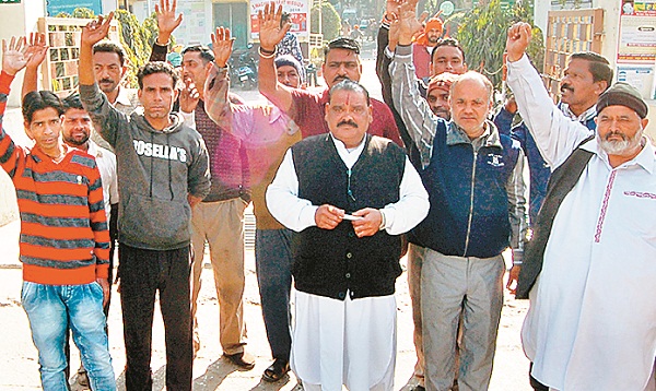 ਸਿਵਲ ਹਸਪਤਾਲ ਦੇ ਬਾਹਰ ਐਂਗਲ ਲਾਉਣ ਵਿਰੁੱਧ ਨਾਅਰੇਬਾਜ਼ੀ