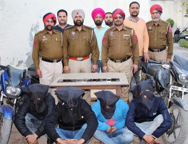 four members of the gang robbery arrested