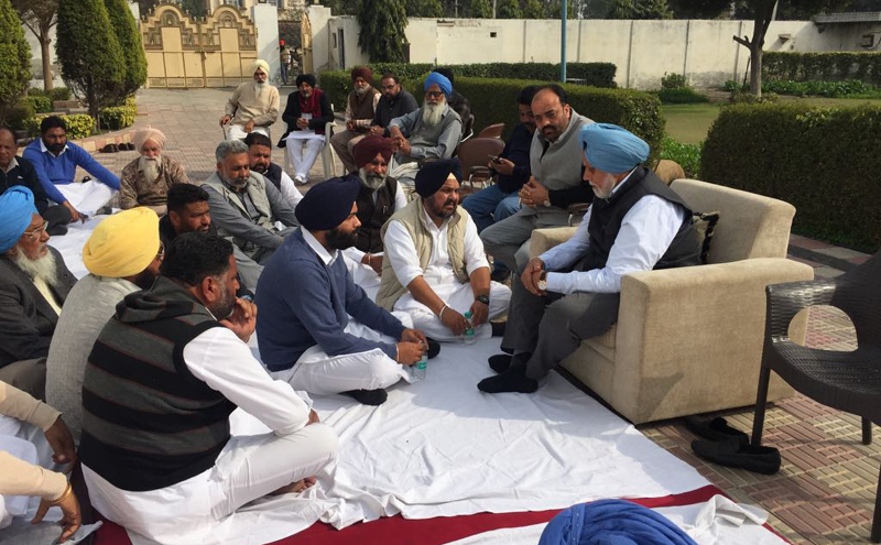 ਜਨਮੇਜਾ ਸਿੰਘ ਸੇਖੋਂ ਨਾਲ ਵੱਡੀ ਗਿਣਤੀ ''ਚ ਆਗੂ ਤੇ ਵਰਕਰਾਂ ਨੇ ਅਫਸੋਸ ਪ੍ਰਗਟਾਇਆ