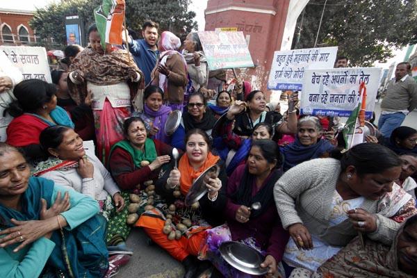 women congress protests against union government budget
