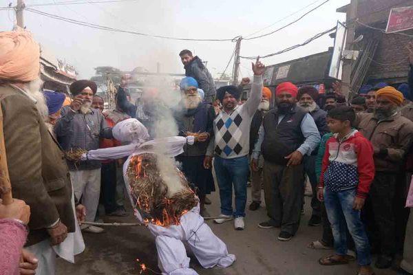 the farmers blurred the effigies of the captain government