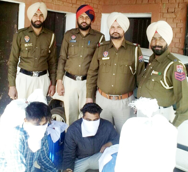 ਕਾਰ ''ਤੇ ਜਾਅਲੀ ਨੰਬਰ-ਪਲੇਟ ਲਾ ਕੇ ਸ਼ਰਾਬ ਦੀ ਸਮੱਗਲਿੰਗ ਕਰਦੇ 2 ਕਾਬੂ