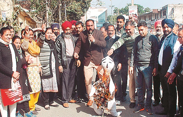 ਡੀ. ਸੀ. ਦਫ਼ਤਰ ਦੇ ਕਰਮਚਾਰੀਆਂ ਨੇ ਫੂਕਿਆ ਪੰਜਾਬ ਸਰਕਾਰ ਦਾ ਪੁਤਲਾ