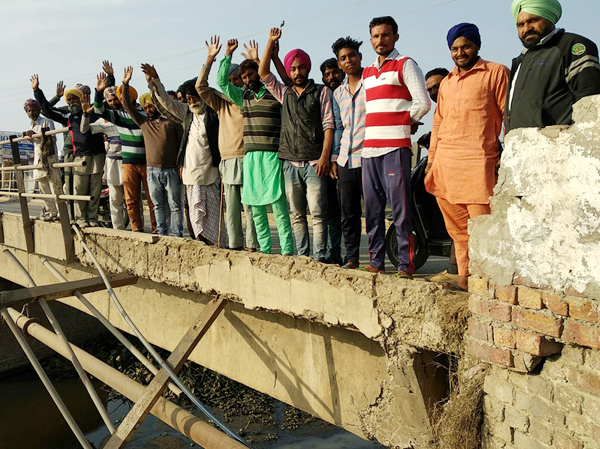 ਡਰੇਨ ਦੇ ਟੁੱਟ ਰਹੇ ਪੁਲ ਨੂੰ ਲੈ ਕੇ ਲੋਕਾਂ ਕੀਤੀ ਨਾਅਰੇਬਾਜ਼ੀ