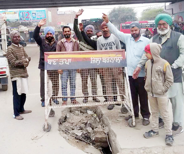 ਸੀਵਰੇਜ ਦੇ ਟੁੱਟੇ ਢੱਕਣ ਕਾਰਨ ਕਦੇ ਵੀ ਵਾਪਰ ਸਕਦੈ ਹਾਦਸਾ, ਪ੍ਰਸ਼ਾਸਨ ਬੇਖਬਰ