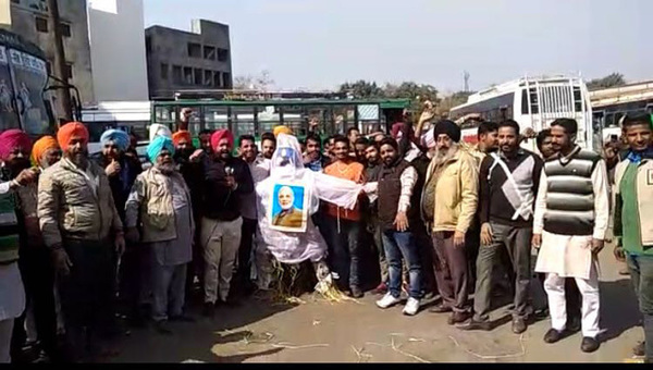 ਮਿੰਨੀ ਬੱਸ ਆਪ੍ਰੇਟਰ ਯੂਨੀਅਨ ਨੇ ਮੋਦੀ ਸਰਕਾਰ ਦਾ ਫੂਕਿਆ ਪੁਤਲਾ