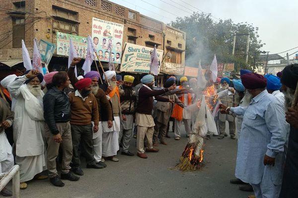kisan sangharsh committee inaugurated the effigy of center and punjab governmen