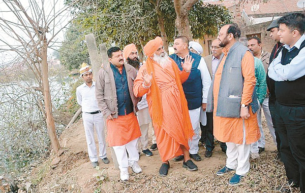 ਕੈਬਨਿਟ ਮੰਤਰੀ ਖੰਨਾ ਨੇ ਸੰਤ ਸੀਚੇਵਾਲ ਨੂੰ ਦਿਖਾਏ ਯੂ. ਪੀ. ਦੇ ਛੱਪੜ