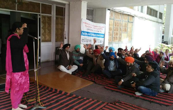 teachers gave the dharna next to vice chancellor  s office