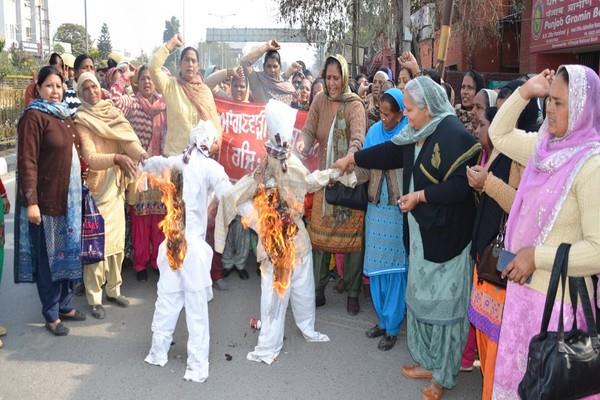 anganwadi employees union blames punjab and central government