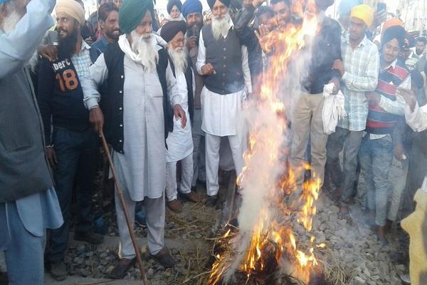 during the chakka jam  the effigies of the center and the state government