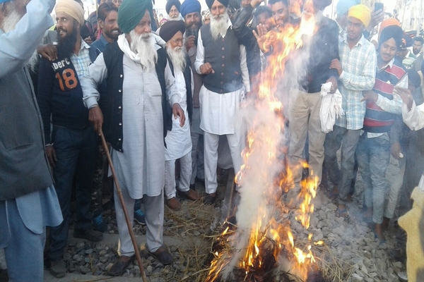 ਚੱਕਾ ਜਾਮ ਦੌਰਾਨ ਕਿਸਾਨਾਂ ਨੇ ਕੇਂਦਰ ਅਤੇ ਪੰਜਾਬ ਸਰਕਾਰ ਦੇ ਫੂਕੇ ਪੁਤਲੇ