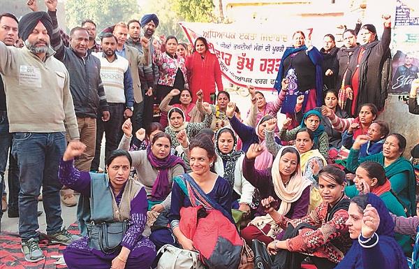 teachers continue hunger for the second day