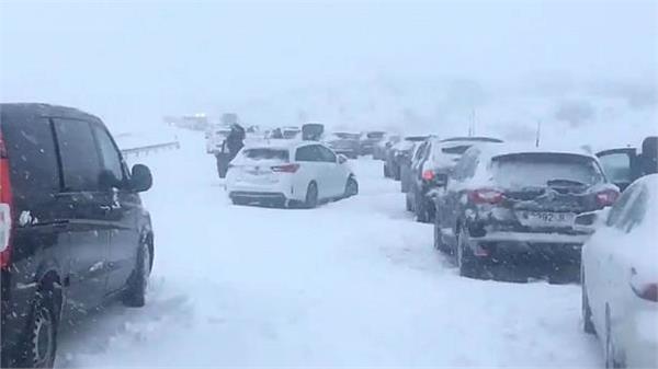 heavy snow in japan traps 1 000 cars
