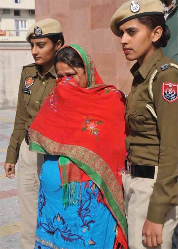 opium  gold jewellery  cash seized from woman s locker