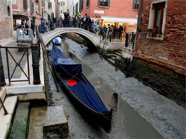 venice canals dry up low rainfall cause water levels to drop