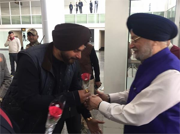 navjot sidhu receved union minister hardeep puri at mohali airport
