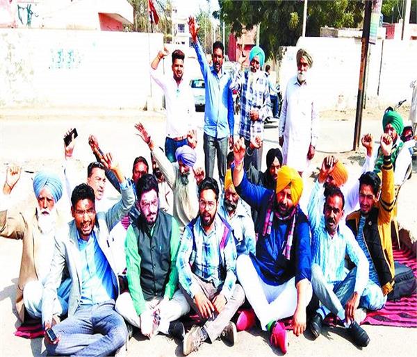 water supply aap workers  dharna