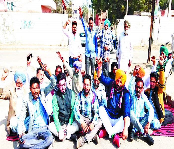 ਪਾਣੀ ਦੀ ਸਪਲਾਈ ਠੱਪ ਹੋਣ ਦੇ ਰੋਸ ਵਜੋਂ ''ਆਪ'' ਵਰਕਰਾਂ ਦਿੱਤਾ ਧਰਨਾ